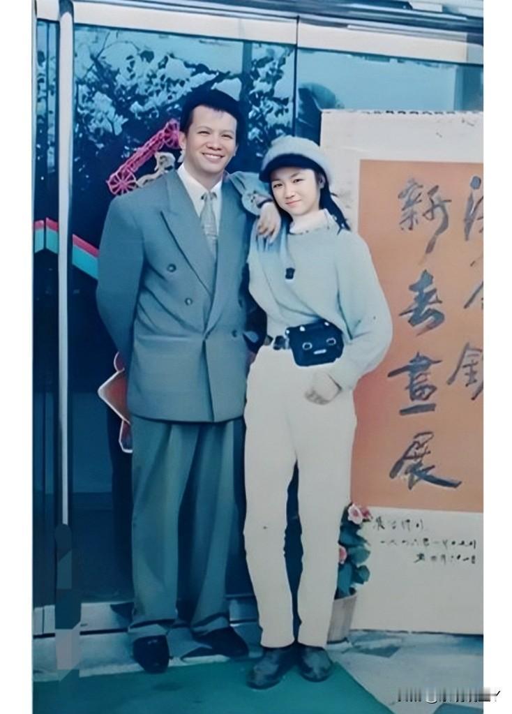 这是一九九六年，女孩与她的父亲在深圳的合影。当年依偎在父亲肩头的她，如今已是国际