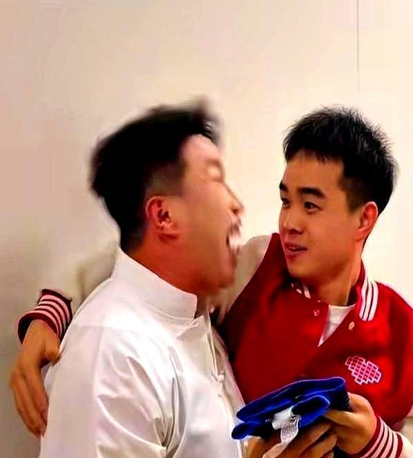 德云社过年磕头，一晚上挣的钱，比小剧场半年都多。岳云鹏亲自带队，筱字辈揣着