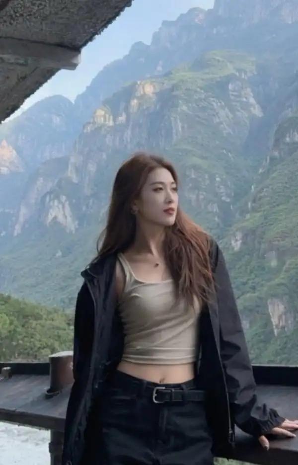 在山间享受自由，与自然融为一体。