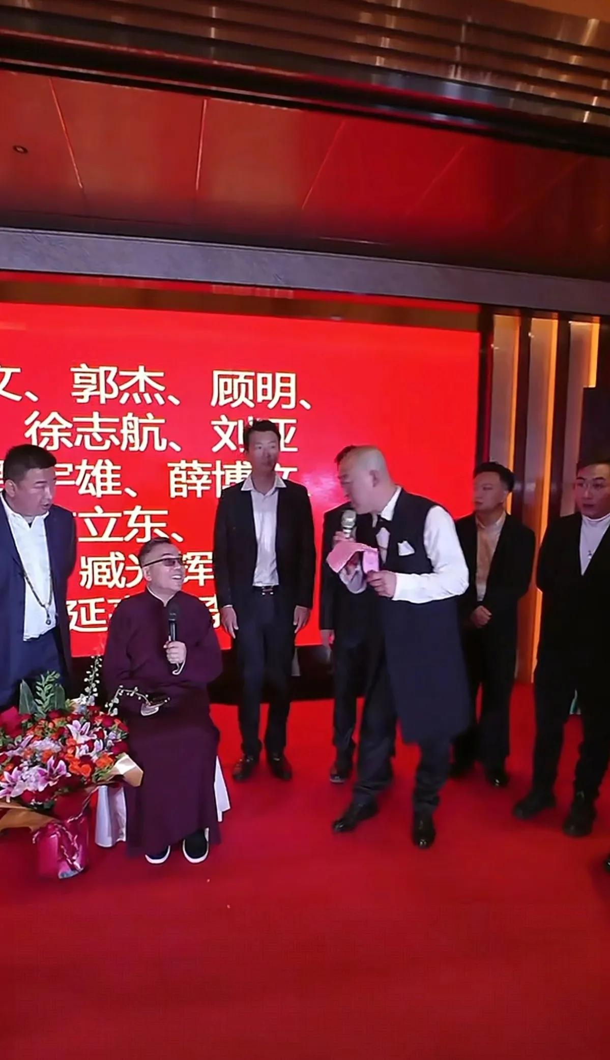 别的相声演员还在纠结辈分，杨议直接弄了个新脉络，“自立为王”了。新和联胜开始了。