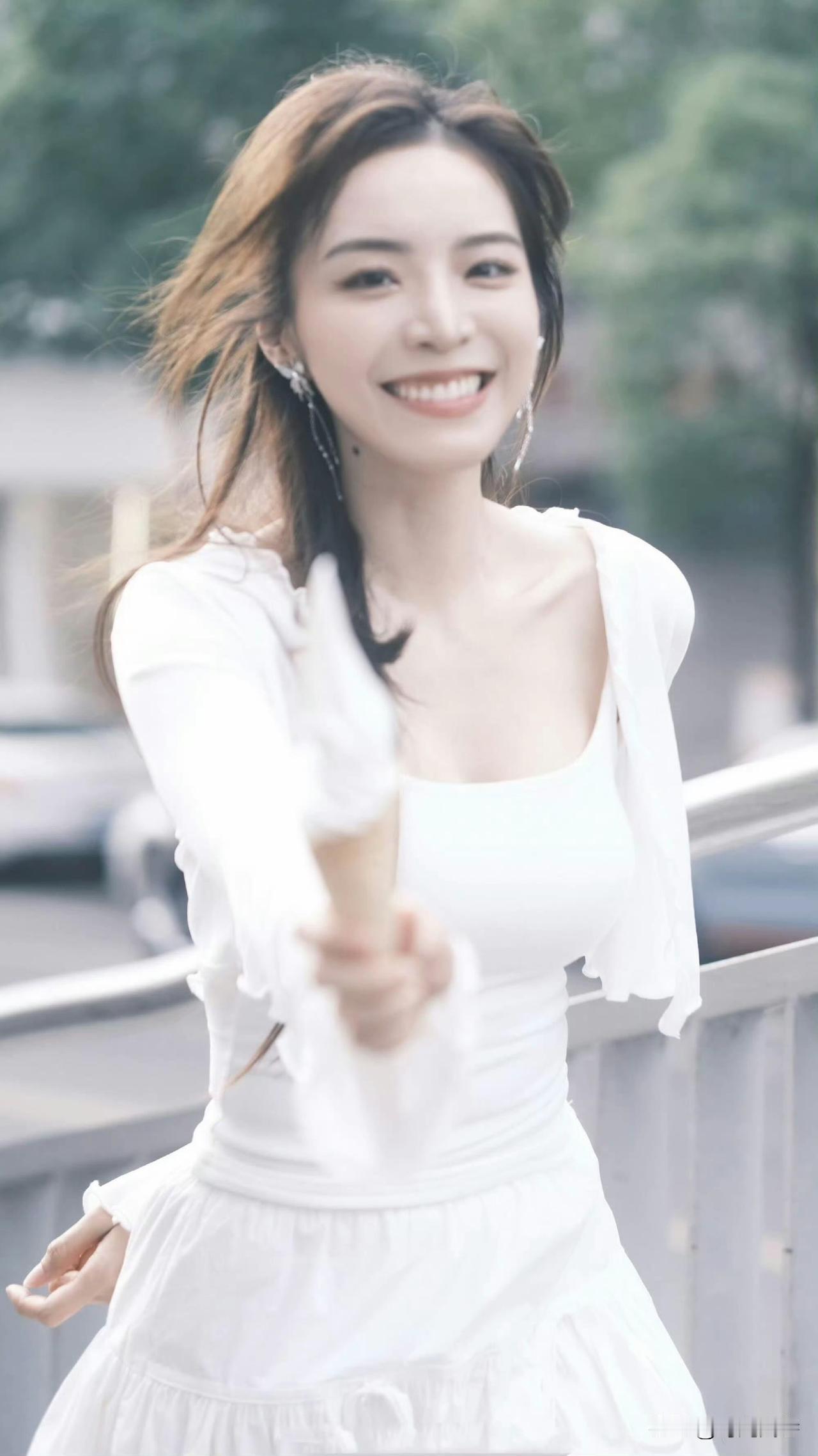 余霜，美的如那完美无瑕的白月光！一眸一笑倾城倾国！