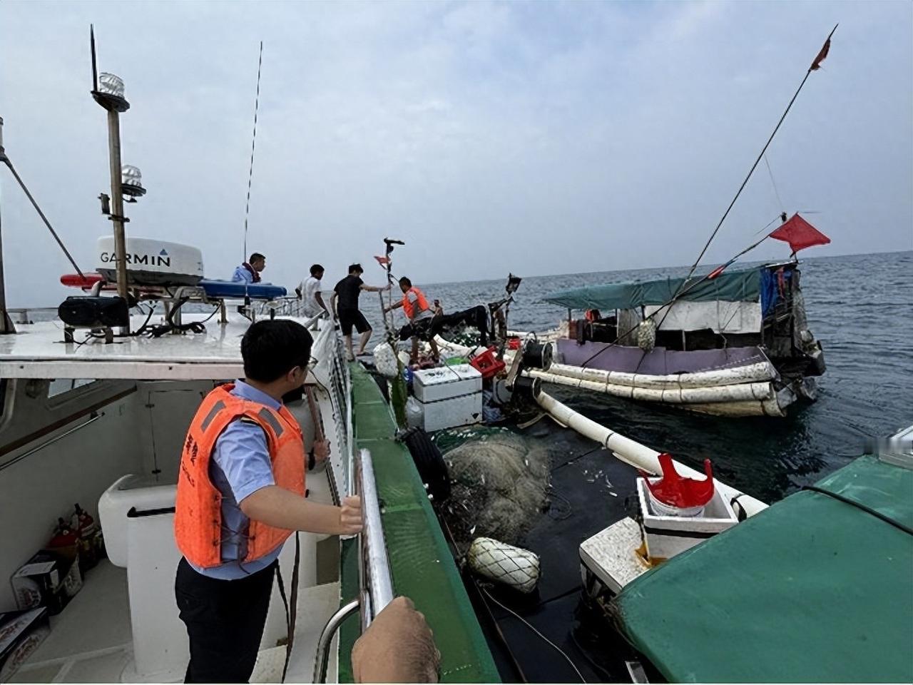8月24日，凌晨两点，北太平洋公海深处。北海道一艘秋刀鱼渔船的船员，突然收到了一