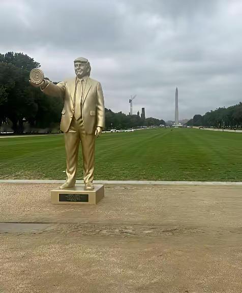 特朗普的雕像已经立在美国国会外面了。活着就建雕像，这跟叙利亚的老阿萨德有什么不