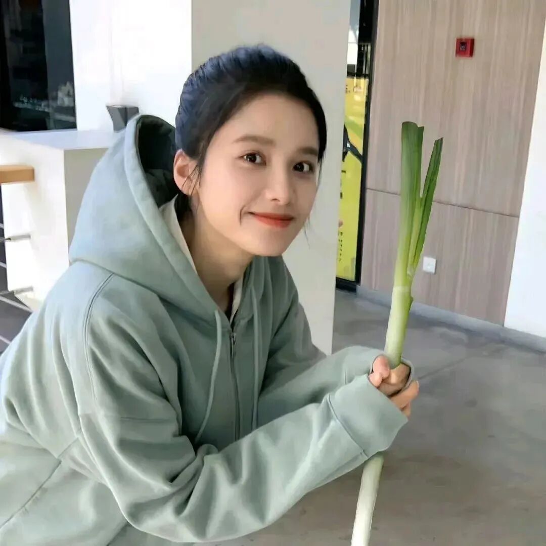 𝙒𝙚𝘾𝙝𝙖𝙩｜女生头像｜无水印｜张婧仪｜女明星图源网络侵删