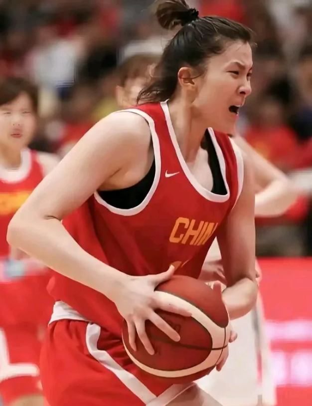 质问中国女篮教练组:为何全场仅给投手翟若云安排一次出手机会？今天晚上，中国女篮