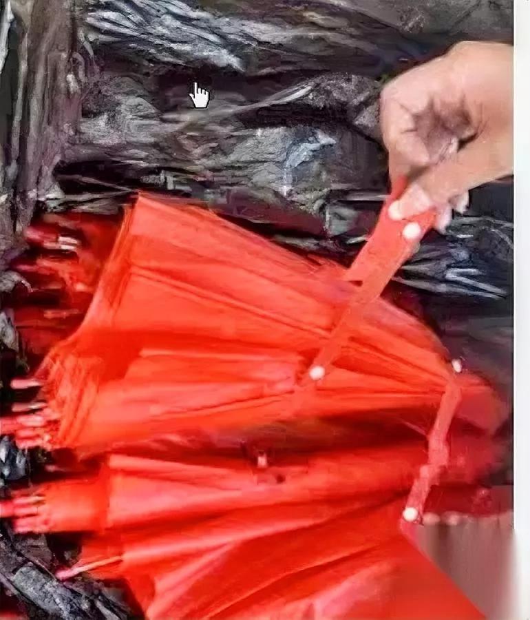 学校订了伞，用完全退了。这事你说离谱不离谱？浙江商家最近遇上这档窝心