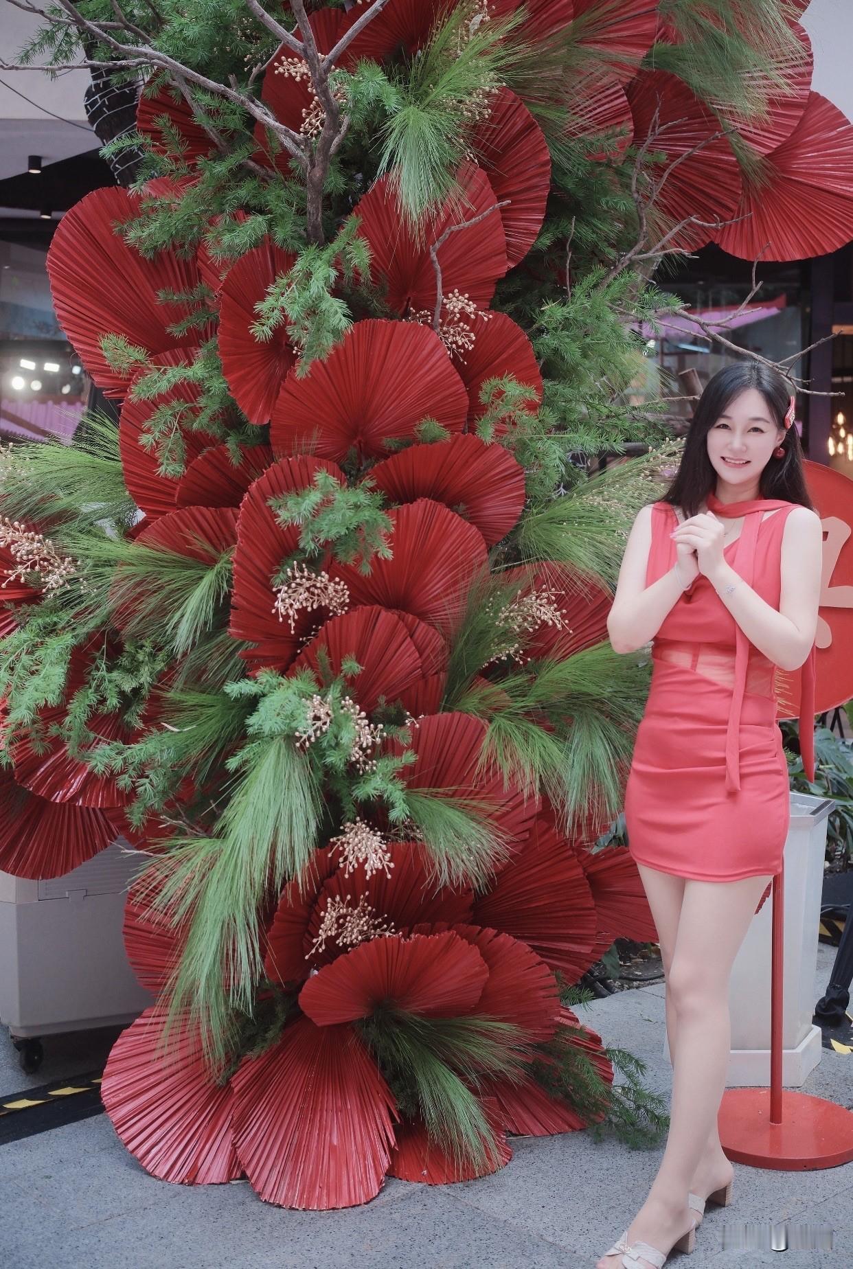 还有酒窝，让人联想到可爱甜美，能让年轻女孩更清纯