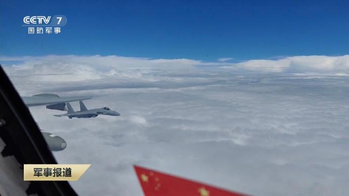 这才是真正的联合作战，跨兵种协作，海军舰载机单位的歼十五弹为空军的轰六K护航。从