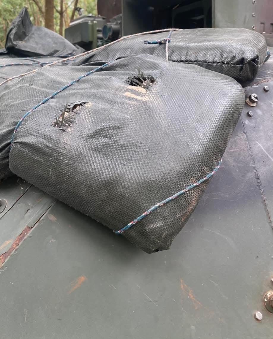 【图1】一辆泰国陆军VT-4坦克炮塔上的沙袋被柬埔寨军队发射的子弹命中【图2】一