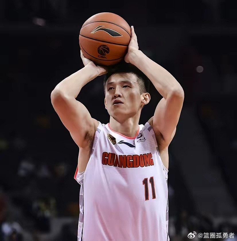 #周鹏回归广东男篮#时隔四年，功勋老队长周鹏重回广东宏远，唏嘘感慨颇多。回望四年前，当年的分手并不算