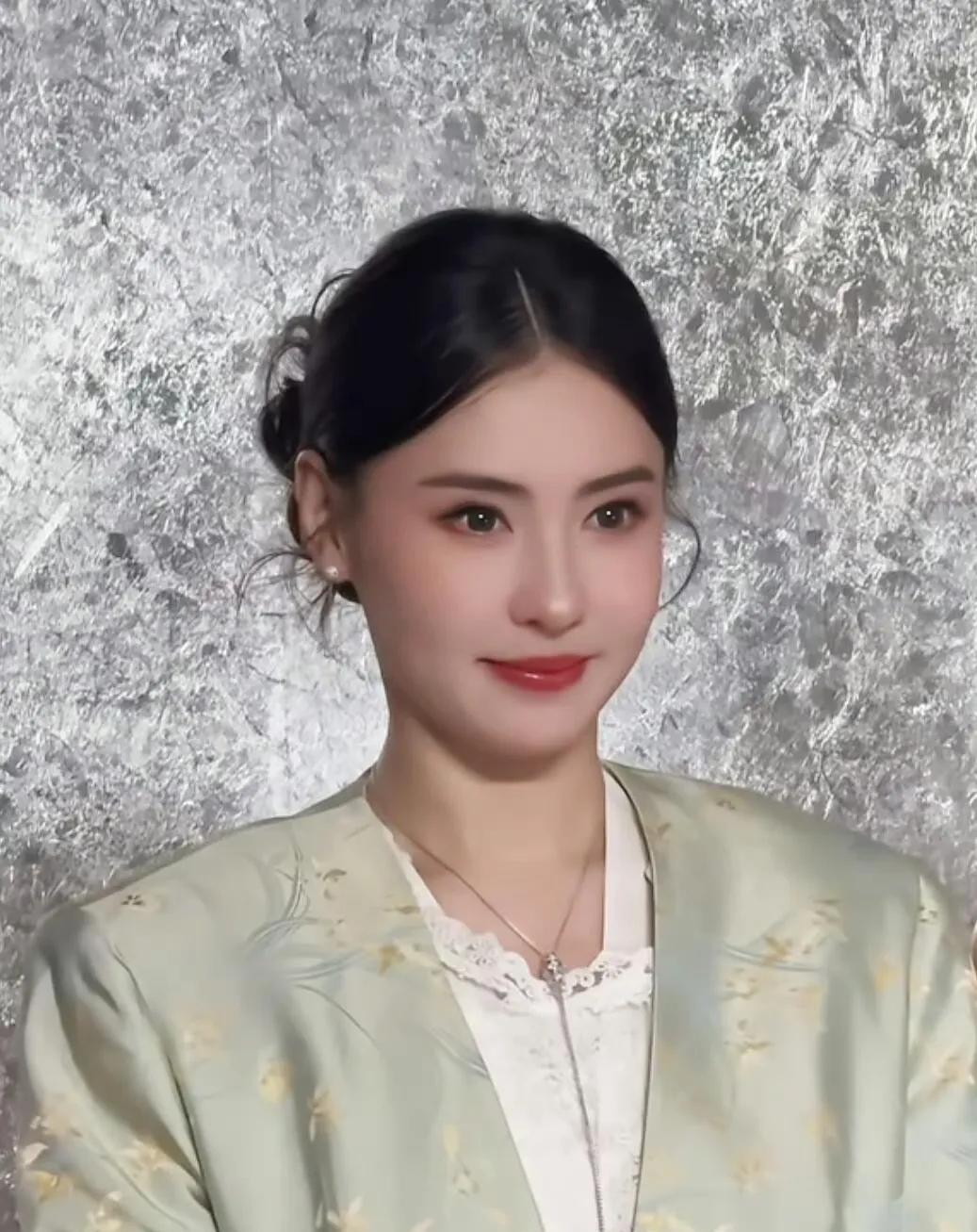 张柏芝新中式造型太绝了！本人比照片好看太多，这身材谁能不慕