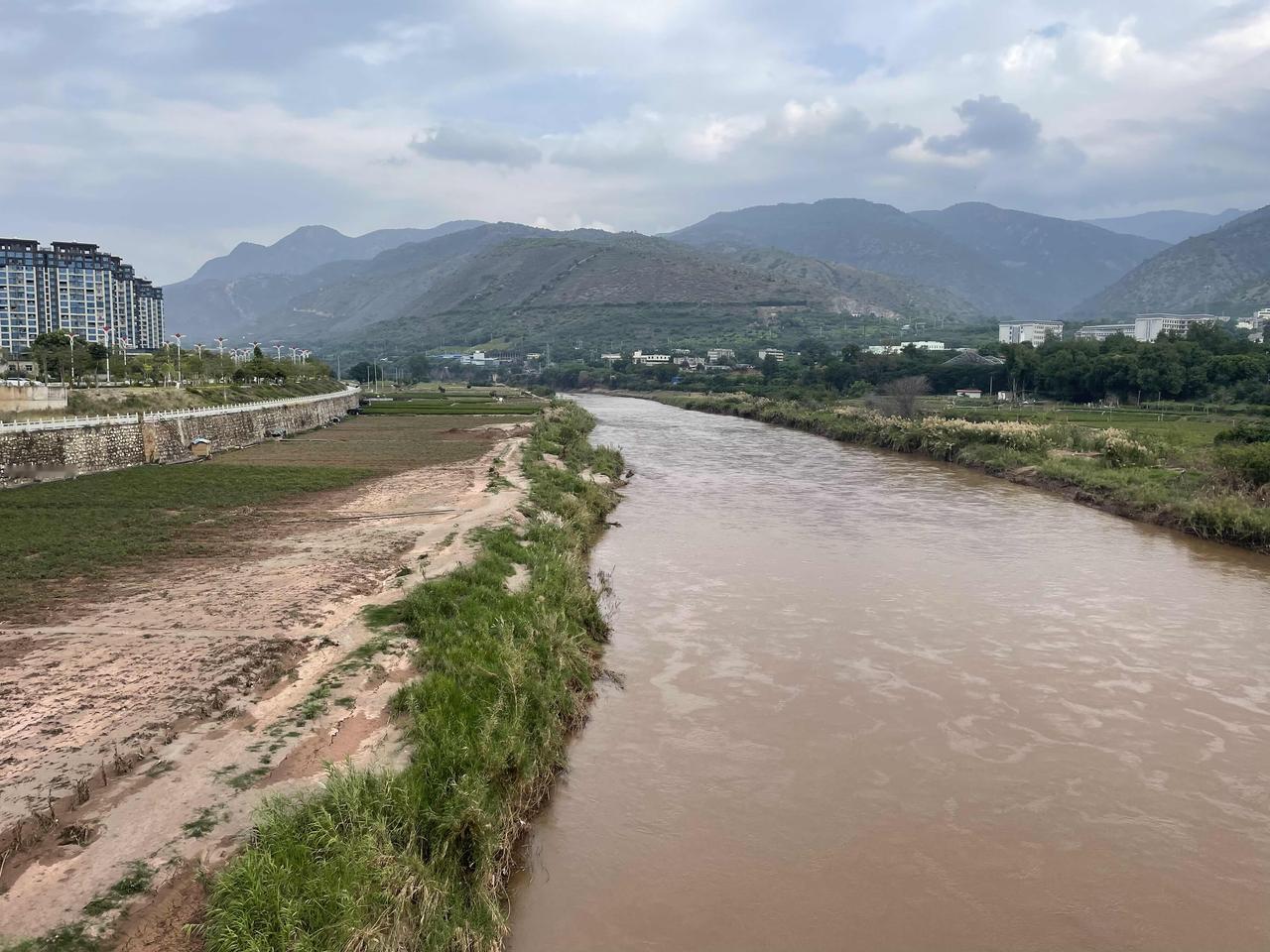 我看见有网友发帖说元江除了冬天热以外一无是处，，说是元江县连个像样的公园都没有。