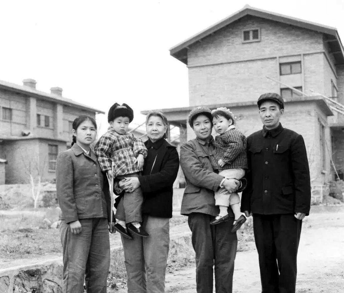 1972年春天，陶斯亮与她的母亲曾志及孩子们在陕西临潼团聚的合影。陶斯亮当时是一