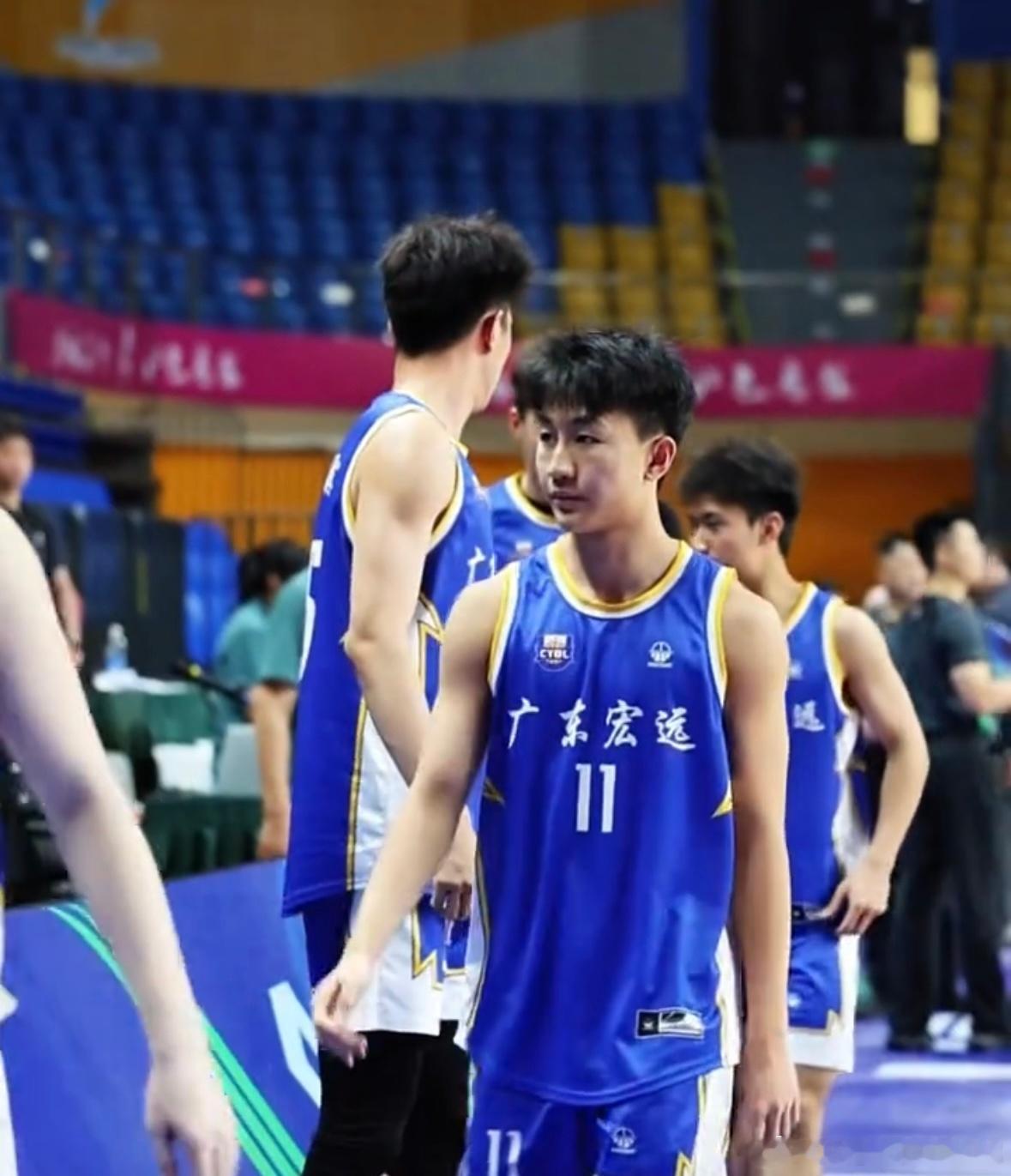 今晚19:30迎来U21青年男篮锦标赛总决赛，广东宏远U21迎战青岛男篮。昨晚半
