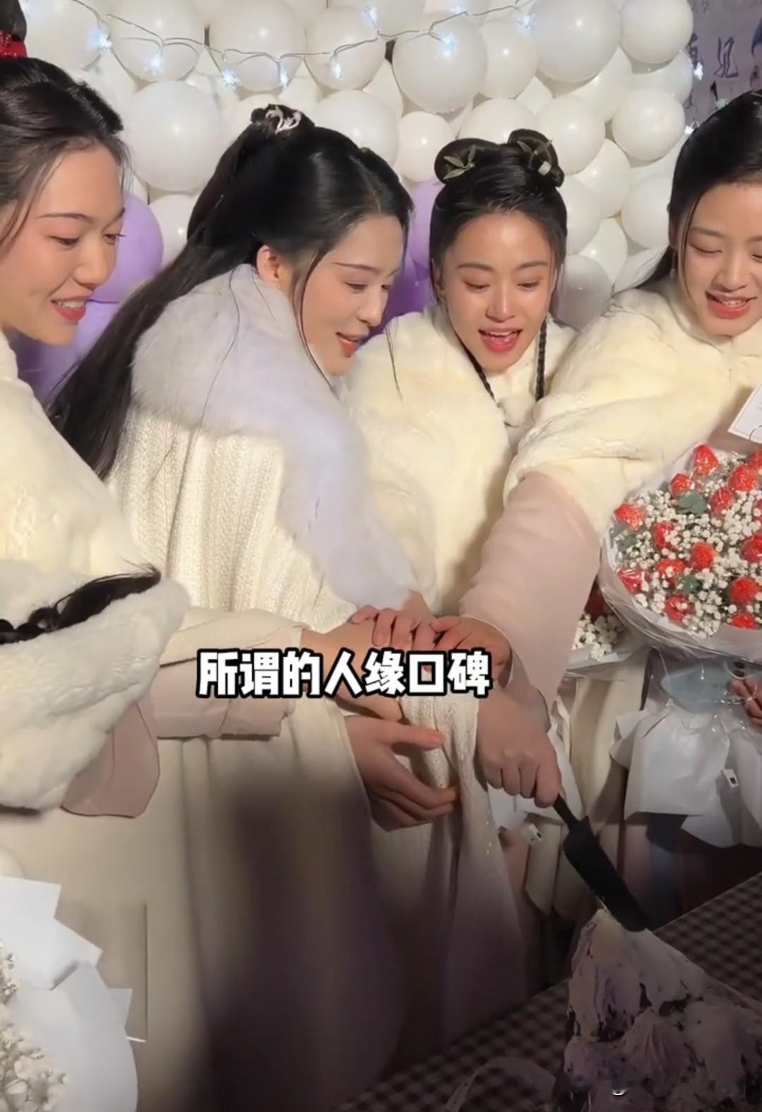 《一笑随歌》剧宣摇人这一夜，友谊长存，人脉影响力，在李沁这表现的淋漓尽致[比心]