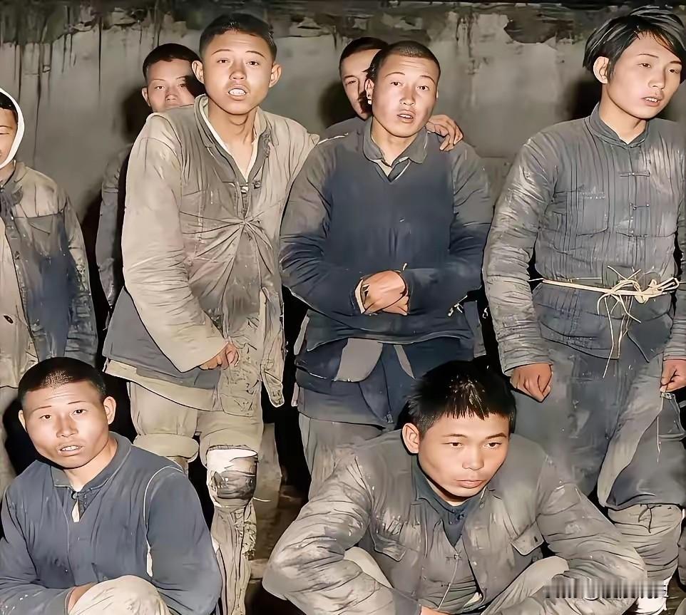 1948年上海的那艘船：二十岁的他们，倒在叛徒的贪婪里这张照片里的二十多个