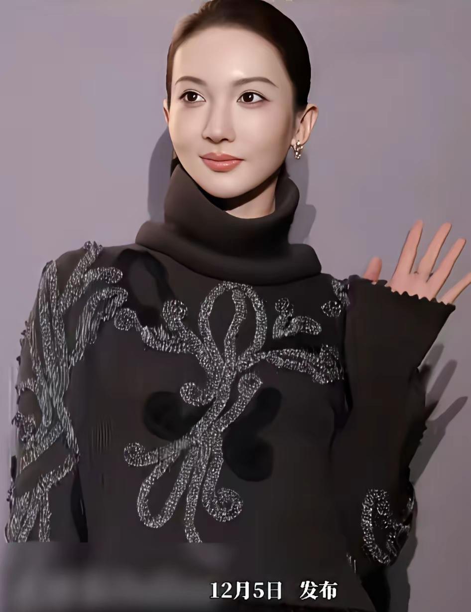 朋友们，这位是金晨，你敢信，从哪个角度看也不像金晨啊！看着是挺眼熟的，若非要说这