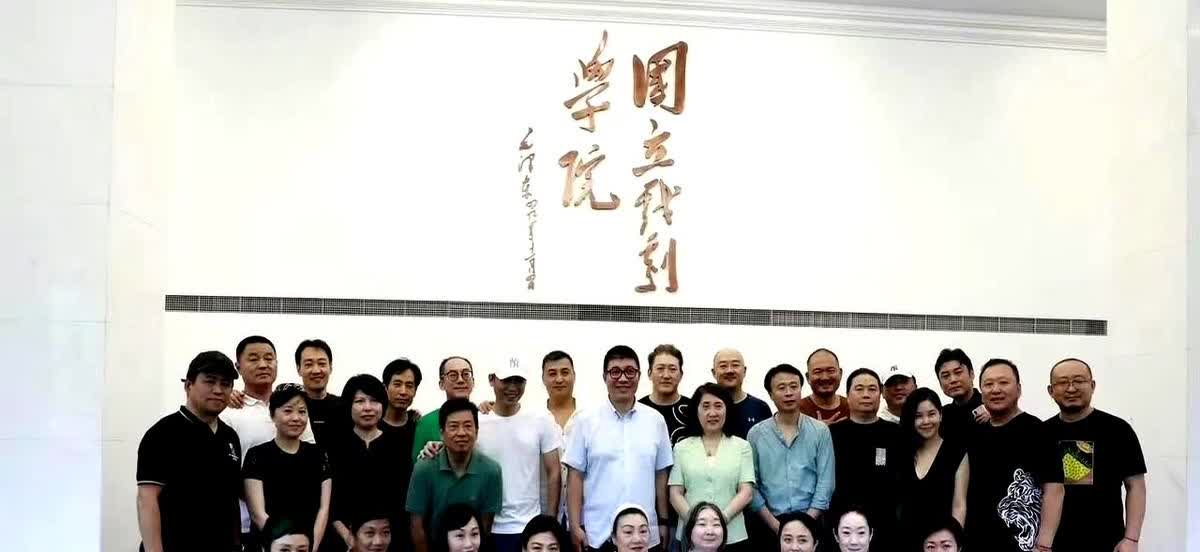 朱媛媛抗癌第三年参加的同学聚会，明显安静温柔了许多，不似往年活泼好动。辛