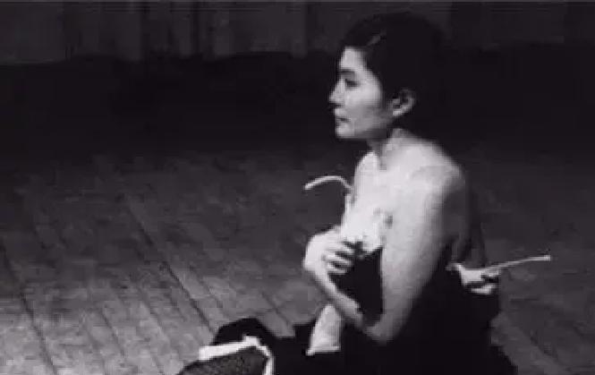 1964年，东京。一个叫小野洋子的女人跪坐在台上，面前摆着剪刀，对台下说：上来，