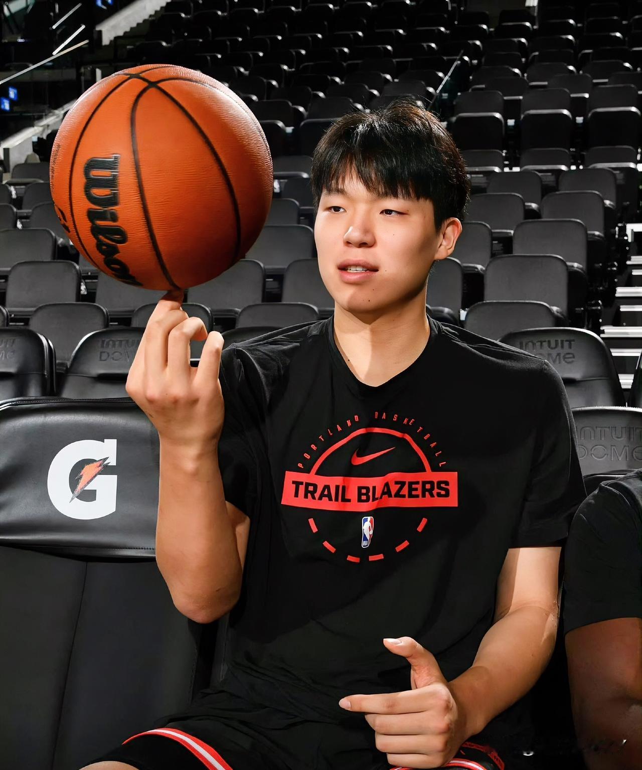 看了杨瀚森最新的采访发现一个常人难以发现的问题他变了，倒不是说发型，而是整个