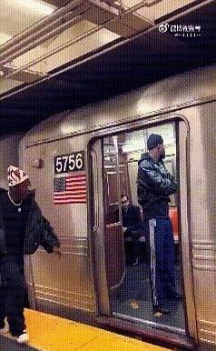 以为登上的是地铁，结果走进的是某些人的情绪垃圾场。那个戴耳机的亚洲男生只是坐着