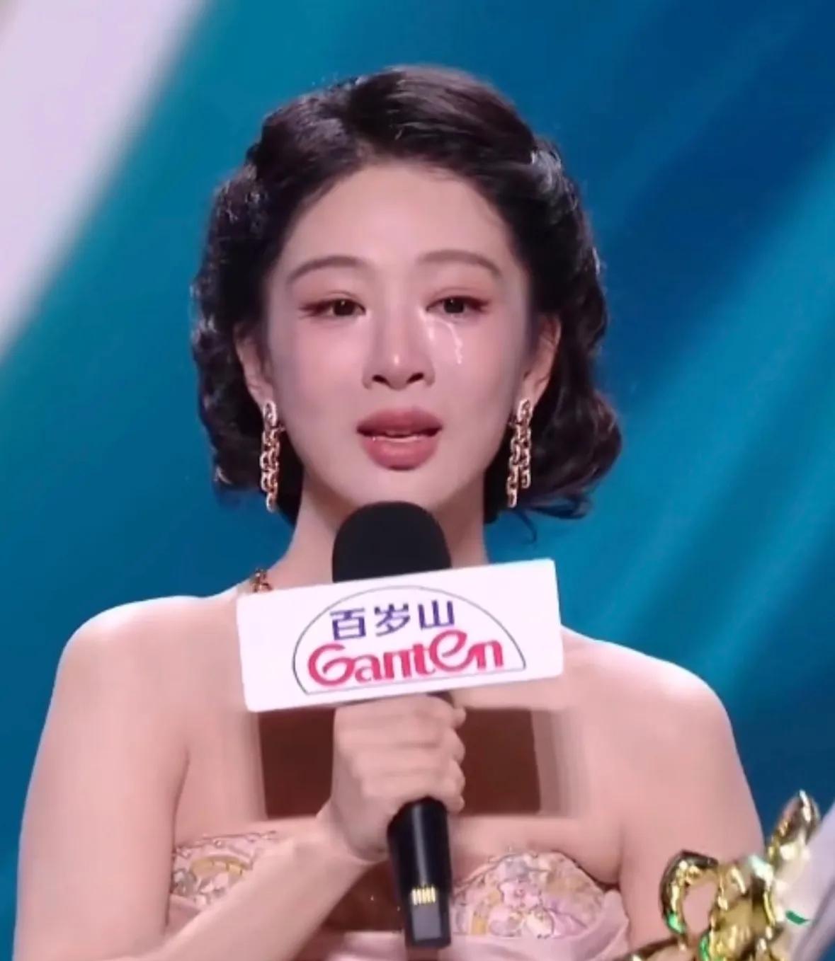 杨紫的造型师这次估计可以加好多个鸡腿了，不是因为杨紫在白玉兰得最佳女主角，而是因