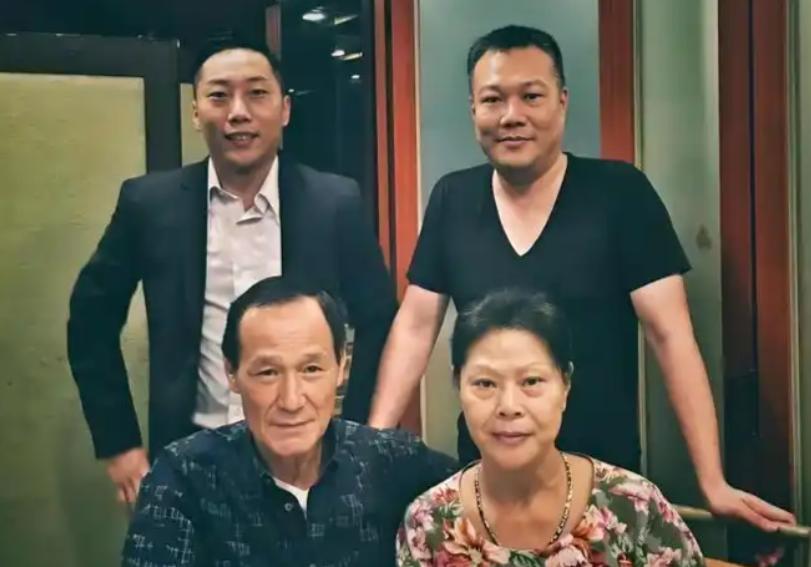 1984年，陈惠敏带着怀孕的妻子去参加宴会，碰见新义安的苏龙，苏龙一脚踢过去，陈