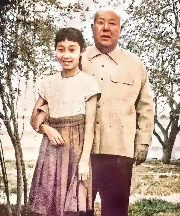 ☁60年代，美国洛杉矶，饱受糖尿病困扰的马鸿逵与孙女的合影照片，穿着中山装