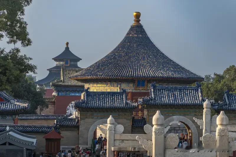 2025年国庆中秋8天长假，旅游市场热度高涨。传统热门城市仍是游客的首选。北京兼