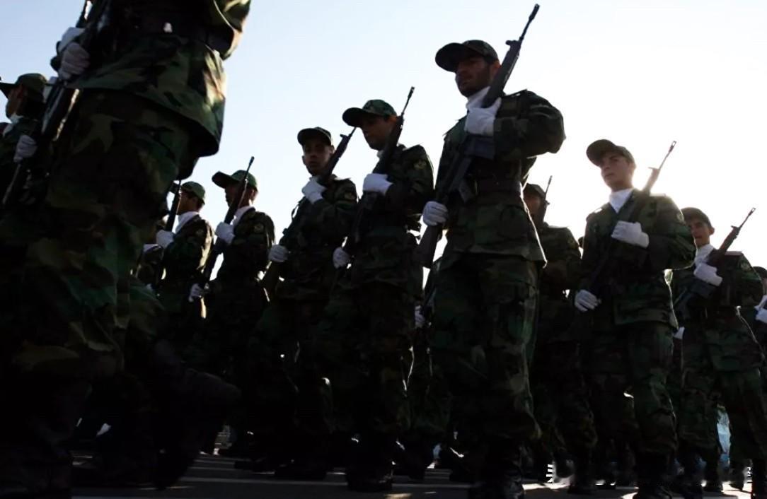 【伊朗全力打击骚乱策划者】佩泽什基安11日发表讲话称，渗透进伊朗的美以