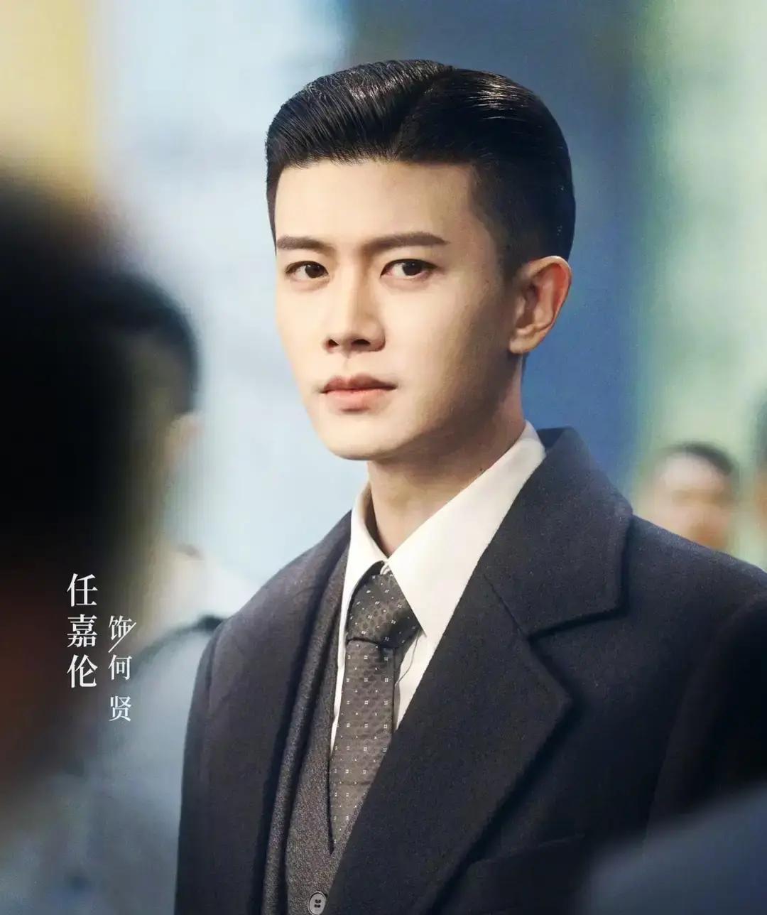 昨晚刷到一条差评，差点把我笑喷：“男主俩娃爹了还像中学生，把观众当傻子？”