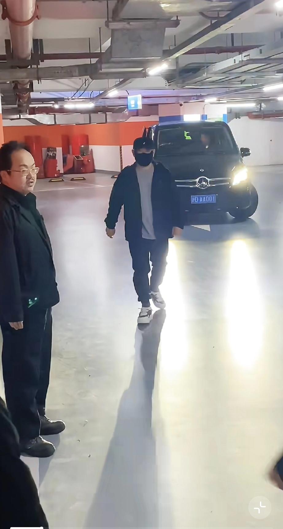 郭德纲低调了，上海德云社演出完下班，全身特步，鞋子200元，不敢穿LV了!3