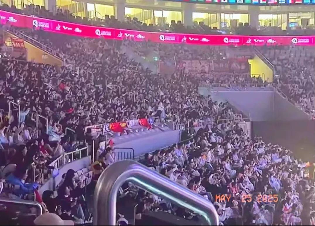 多哈世乒赛的现场坐满了来自中国的粉丝。她们几乎都是穿着光鲜亮丽年轻漂亮的女性。