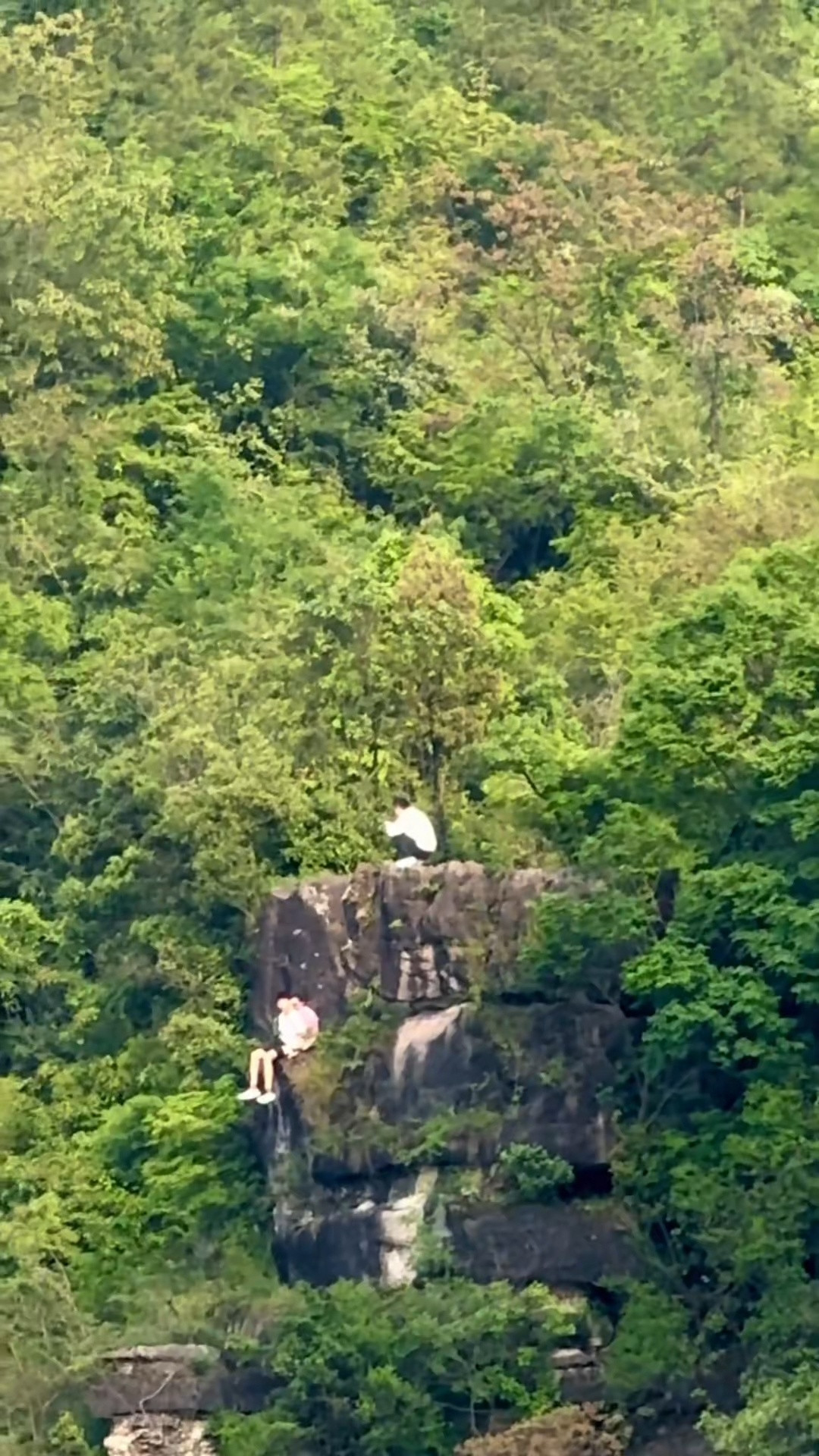 下面应该有石头，但是看着也挺吓人的