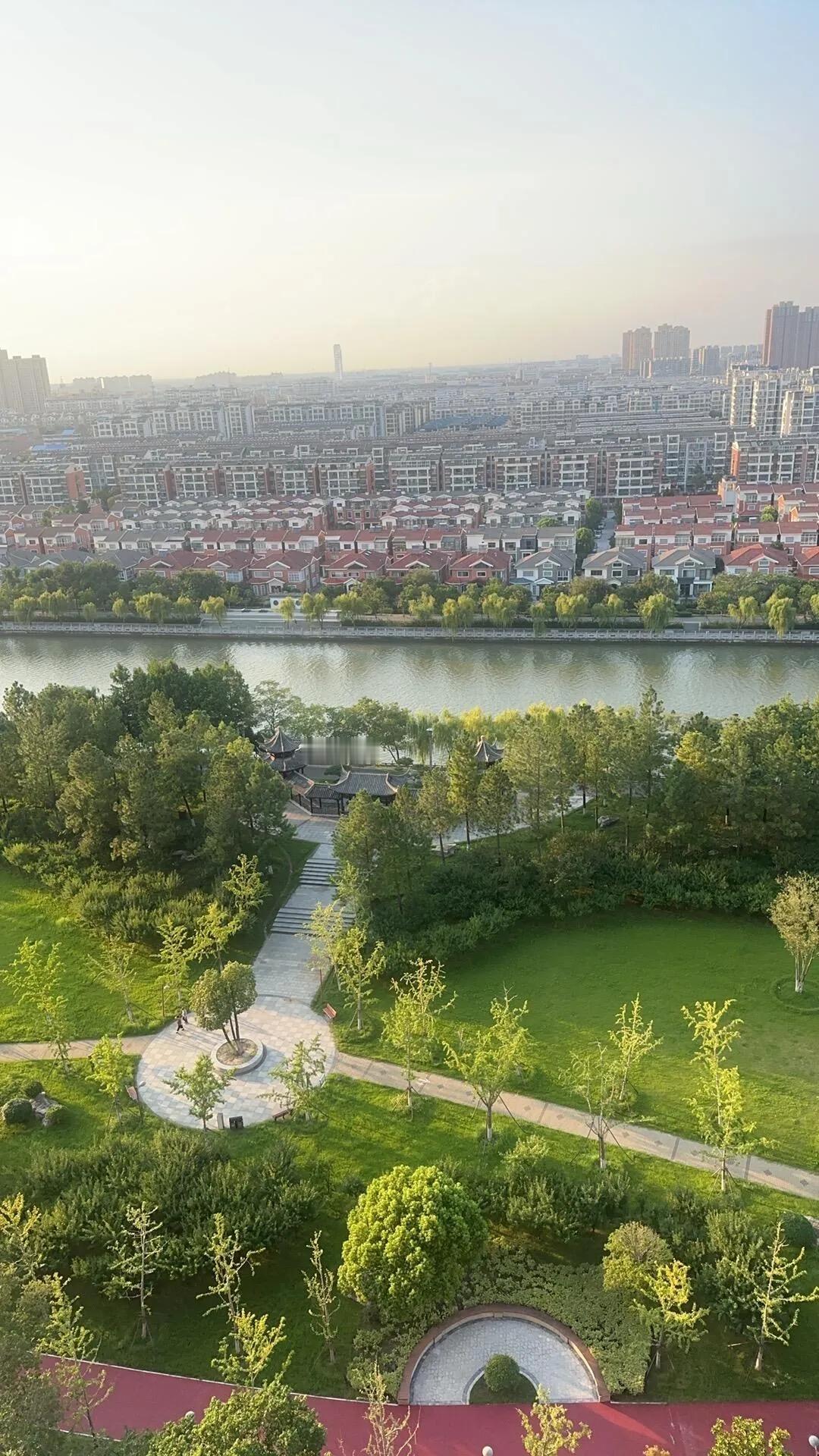 县城为什么不适合年轻人生活从我个人角度出发，很简单，因为无聊、挣得少且物价高。
