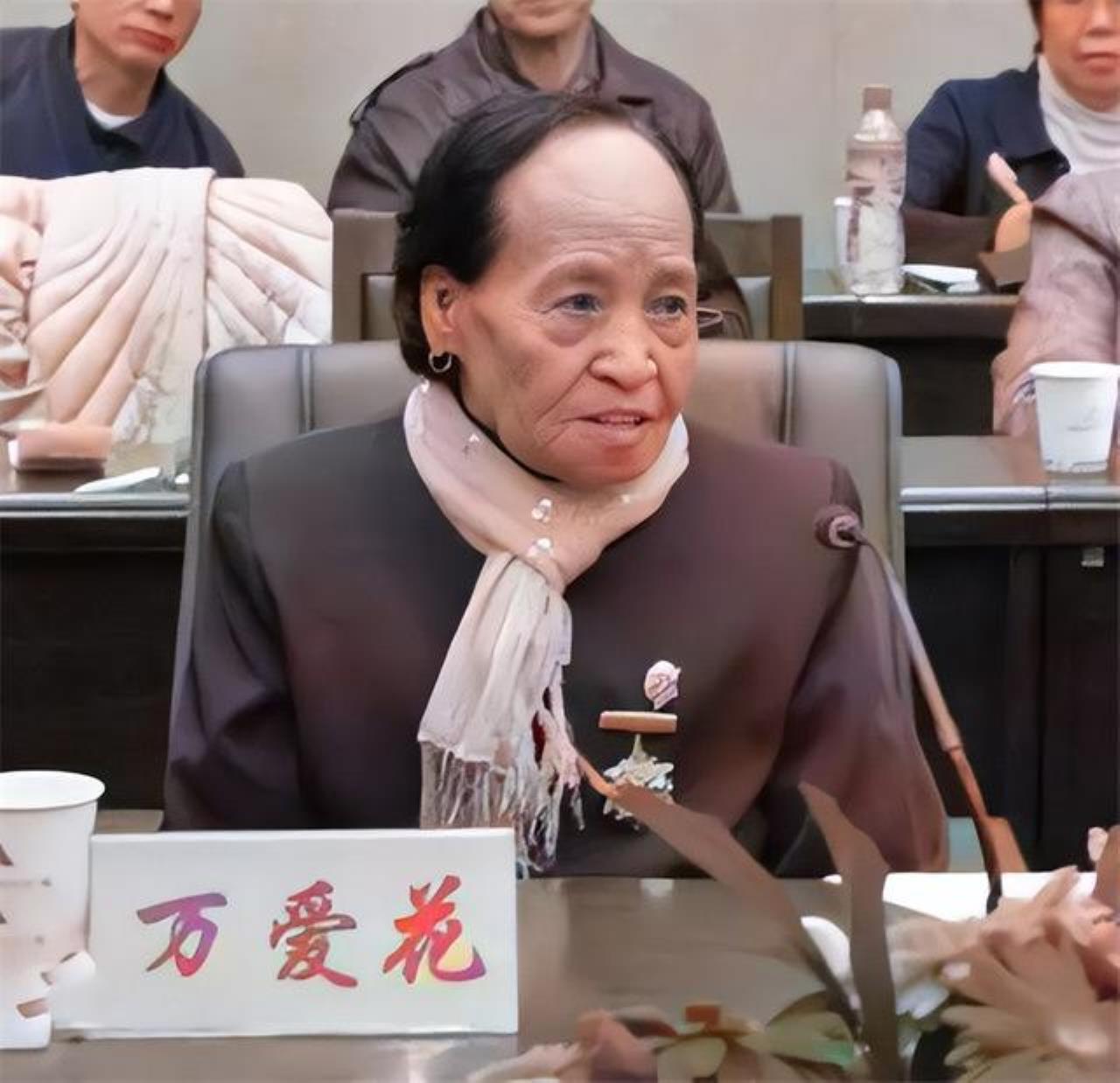 “天生坏种！”6月30日报道，广东揭阳，4名男孩盯上一只流浪狗，他们先用棍棒抽打