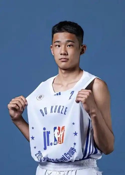 辽宁男篮目前在清华附中打球的杜昆泽即将代表辽宁队出战U系列的比赛。2010年出