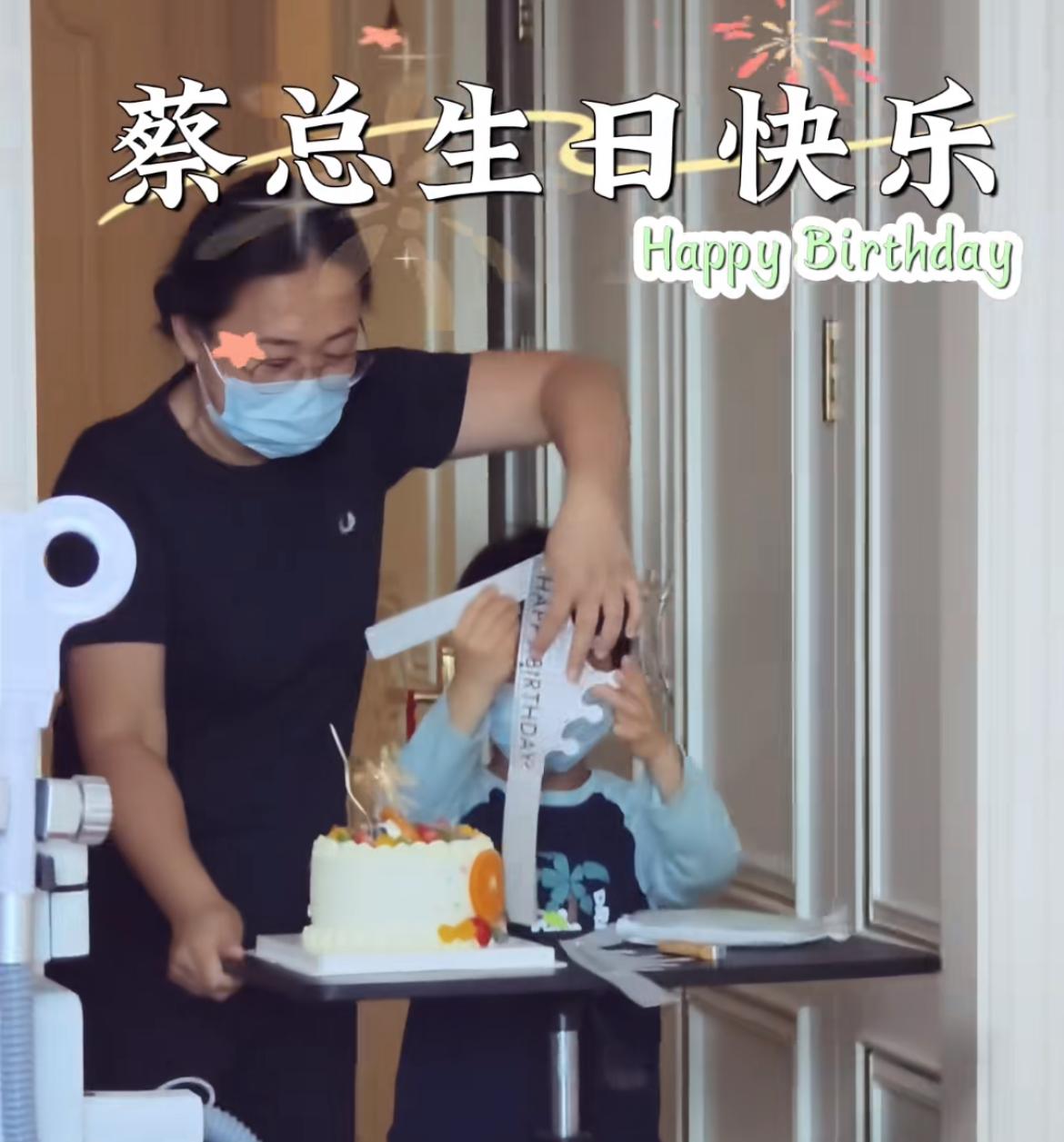 蔡磊48岁生日，儿子“小菜籽”真的太令人心酸了，但他没有丝毫的忌讳，也许那一刻，