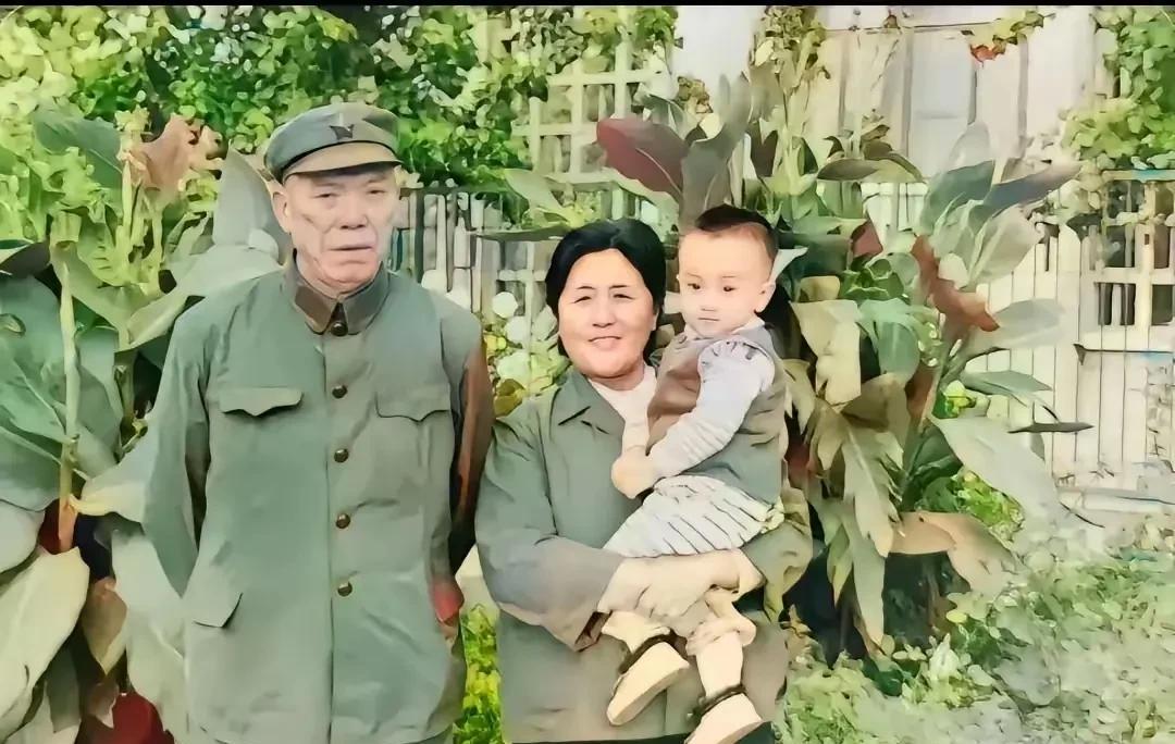 这是八十年代初，梁兴初中将和妻子任桂兰散步时的合影照。梁兴初中将是我军有名的虎