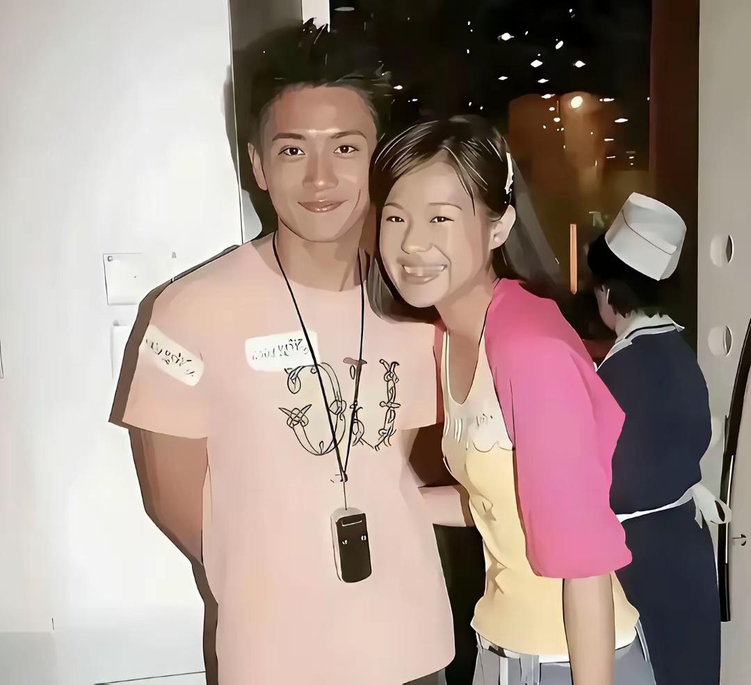黄宗泽胡杏儿旧照曝光，青涩模样映入眼帘，不少人看后感慨万般遗憾。 ​