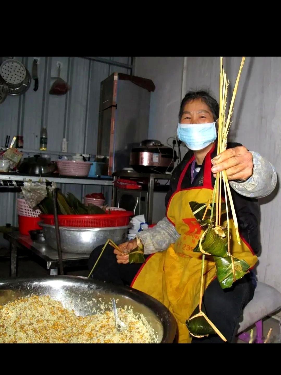 一锅端午节的粽子还在土灶上咕嘟嘟冒着热气，户主前脚刚锁门去亲戚家吃晚饭，后脚自家