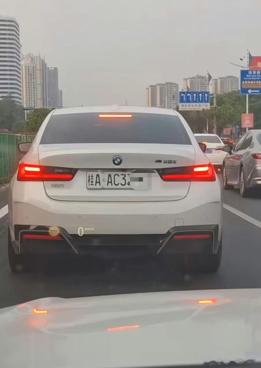 多地新能源车牌绿色变白色夺吓人啊看着？！不太阳间的感觉，大晚上在路上看到，还以为