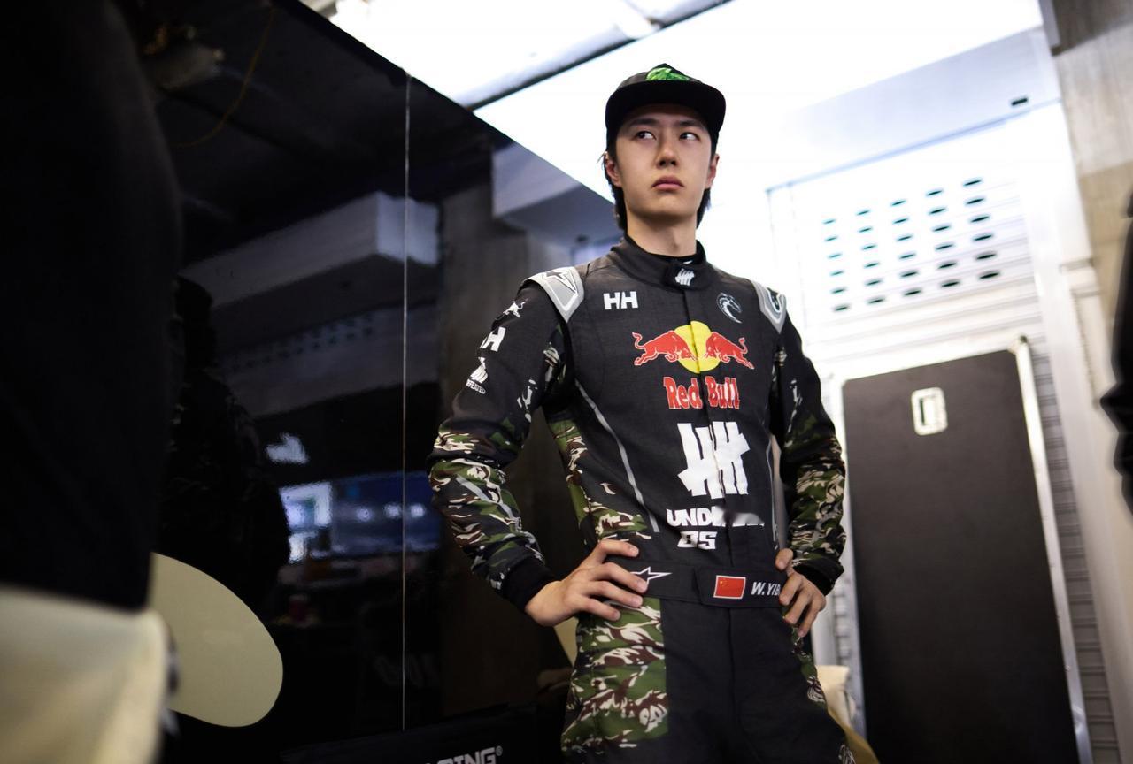 “冷萌脸”这三个字，在王一博身上才是真正的具象化了。一个骨子里就带着炫酷硬朗的