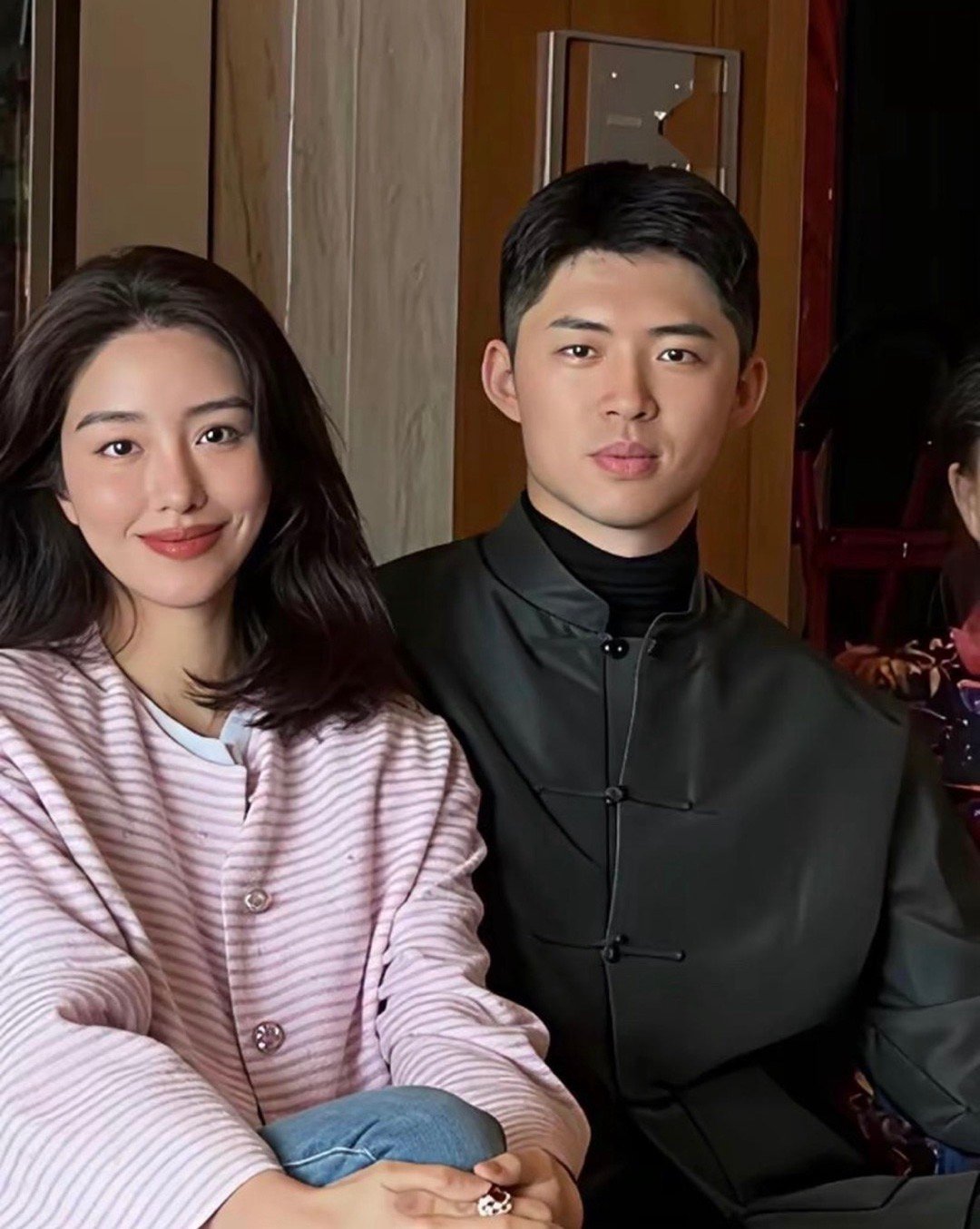 这是杨采钰和丈夫张向荣—福建金鹿集团第三代继承人的一张全家福，同框的还有婆婆和小