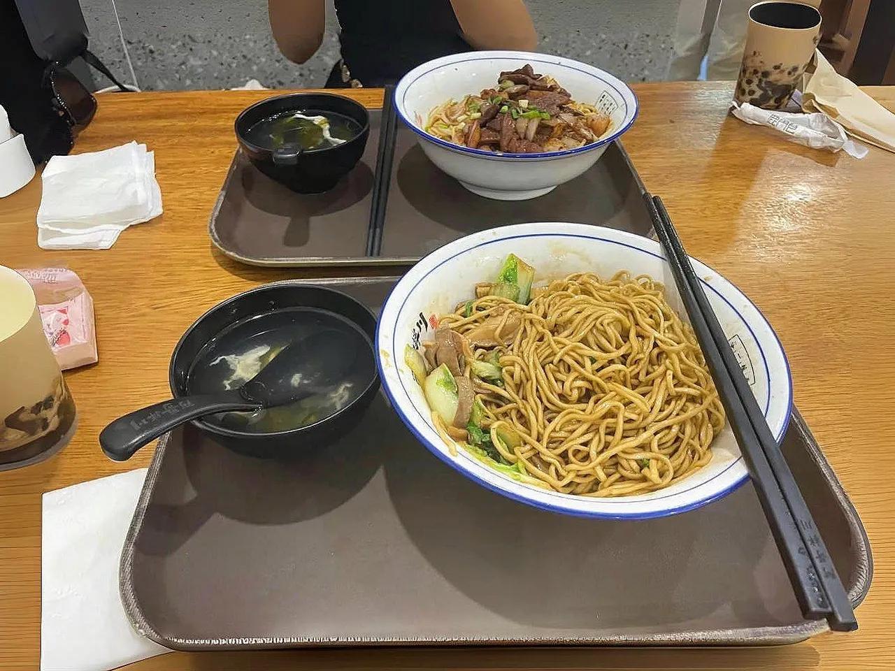 弟弟去相亲，结果两人都没瞧上对方，刚好到了饭点，弟弟客套了一句“要不吃个饭再走”