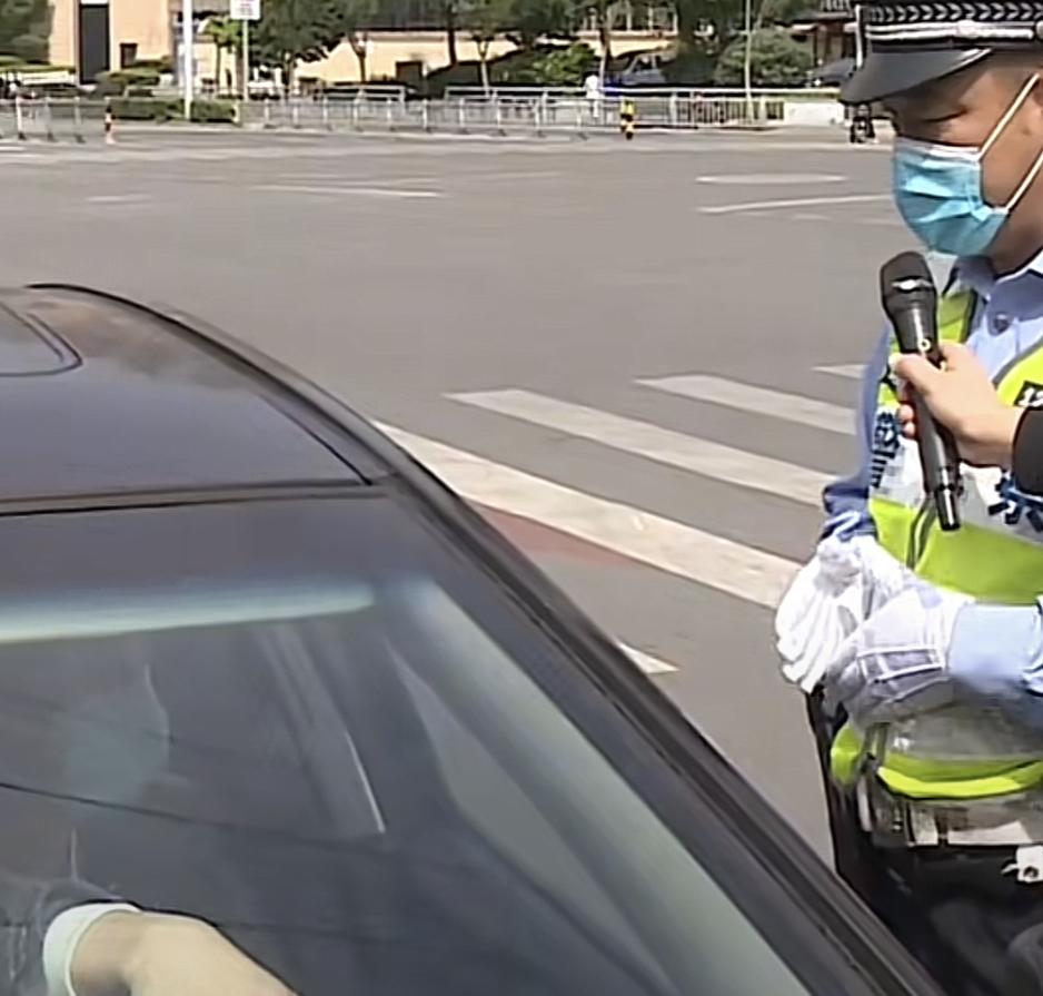 从明天开始全国将开启严查这一陋习行为，违反的话将会直接进行罚款，开车又或者坐车出