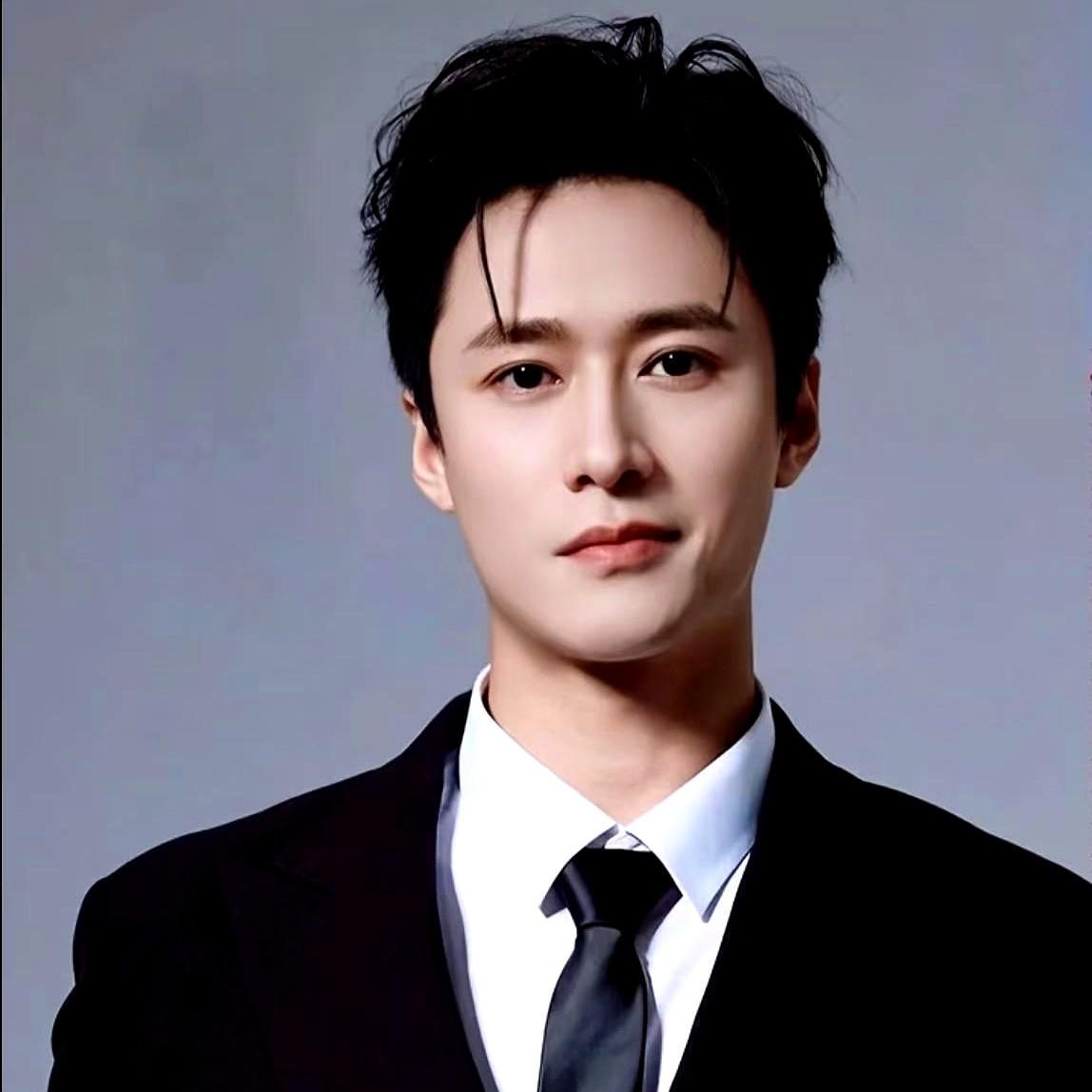 “词，是没必要背的。”你可能想不到，这句话出自短剧顶流王皓祯之口。一个导演