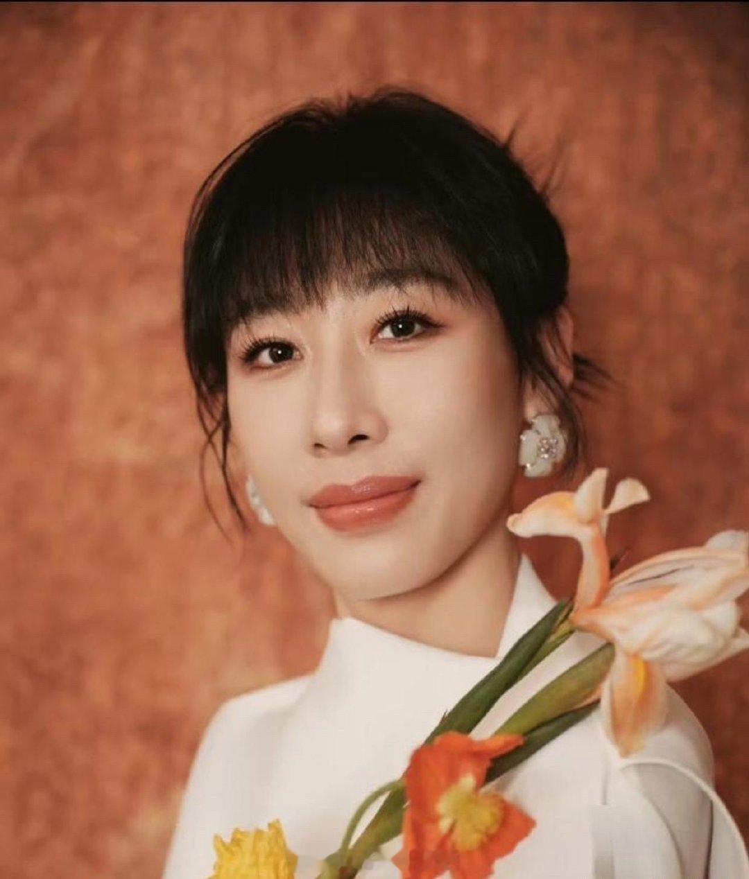 任素汐的前夫李洋曾如此形容她:有些人，戏演得再好，心却可以很硬。这段评价出现在任