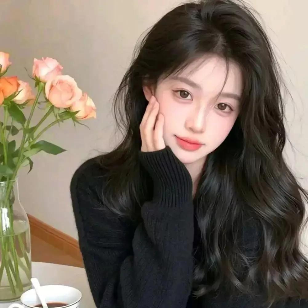 元气少女与玫瑰相伴的静谧时光