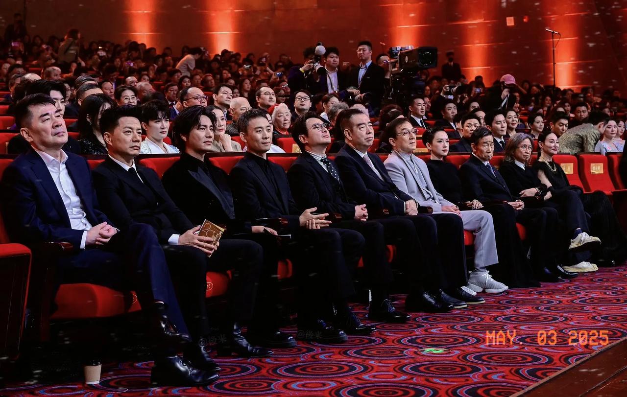能坐在第一排的，不是影帝就是影后，不是国际大导演，就是票房扛把子。连王宝强海清周